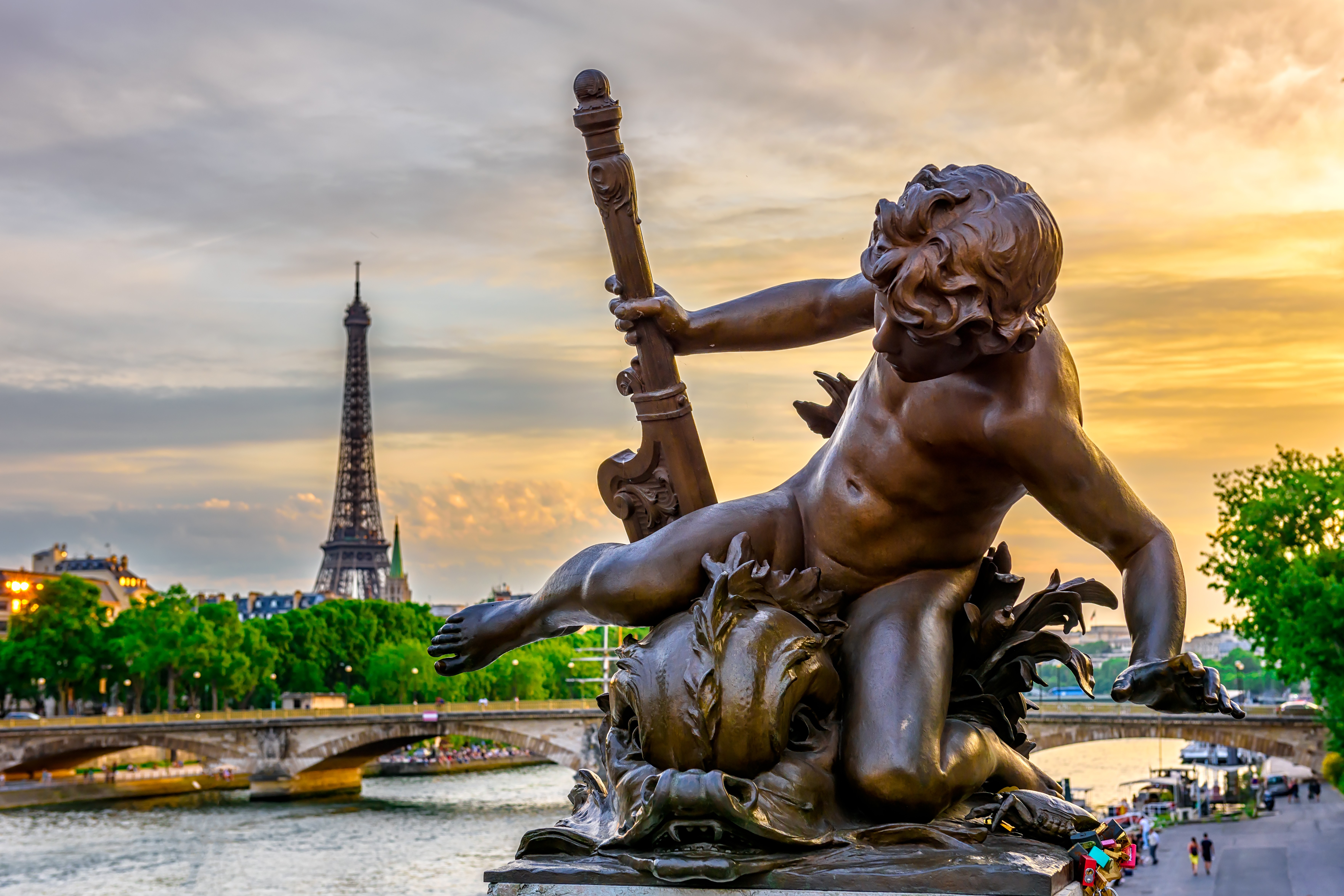 Lueftner_Cruises_Amadeus_France_Seine_Paris_Eiffel_Tower__Pont_Alexandre_III_c_shutterstock_713556448.jpg