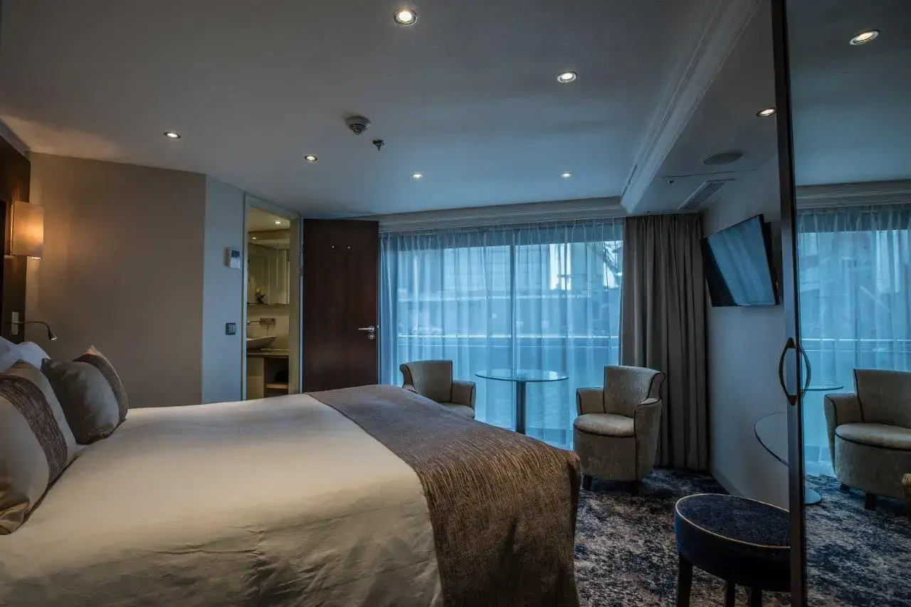 BW Room 302-5329.webp