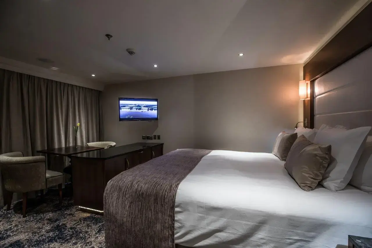 BW Room 206 by night-5472.webp