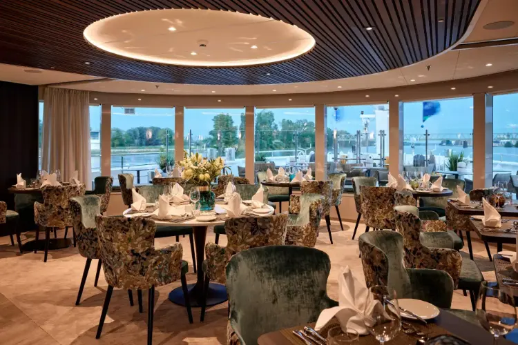 csm_Lueftner_Cruises_AMADEUS_Riva_Bar_Amadeus_Lounge_441bd532b1.webp