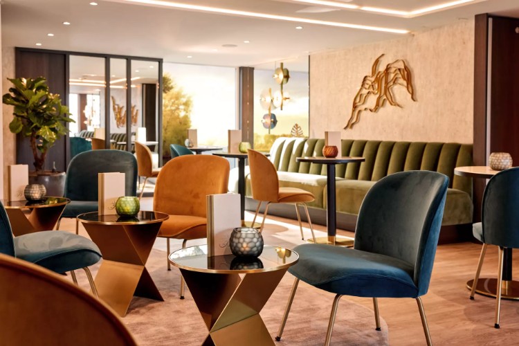 csm_Lueftner_Cruises_AMADEUS_Riva_Cafe_Vienna_004f6b66da.jpg