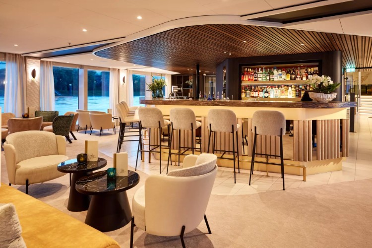 csm_Lueftner_Cruises_AMADEUS_Riva_Panorama-Bar_night_9af0b81fe5.jpg