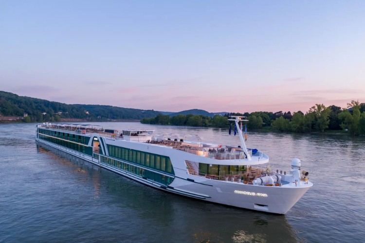 csm_Lueftner_Cruises_AMADEUS_Riva_exterior_sundown_988fd81863.jpg