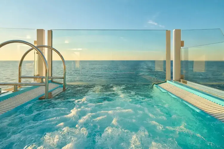 costa-toscana-jacuzzi-min.webp