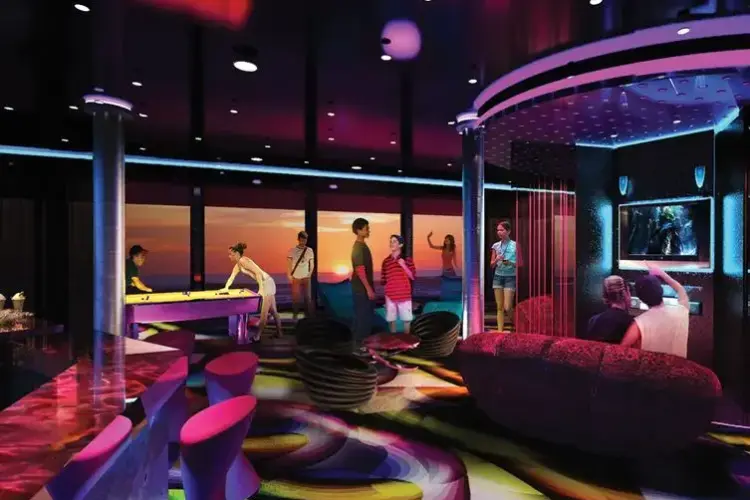 norwegian-breakaway-entourage.webp