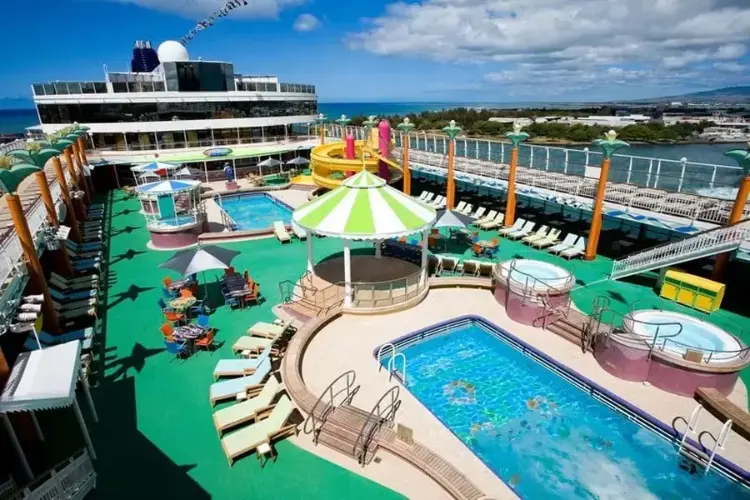 10waikikibeachpoollo.webp