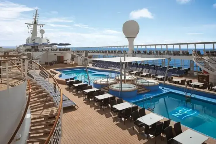 piscine-norwegian-sky.webp