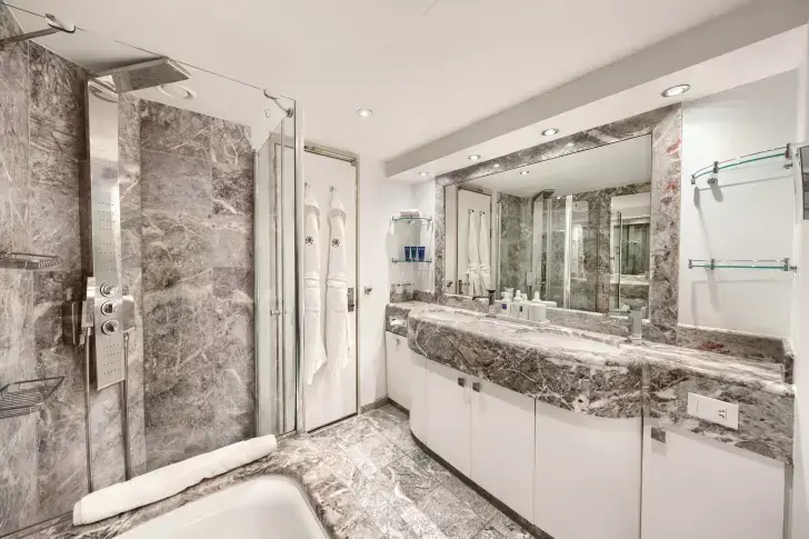 MSC25041576MSC Divina MSC Yacht Club Executive & Family Suite Bathroom (YC2).webp