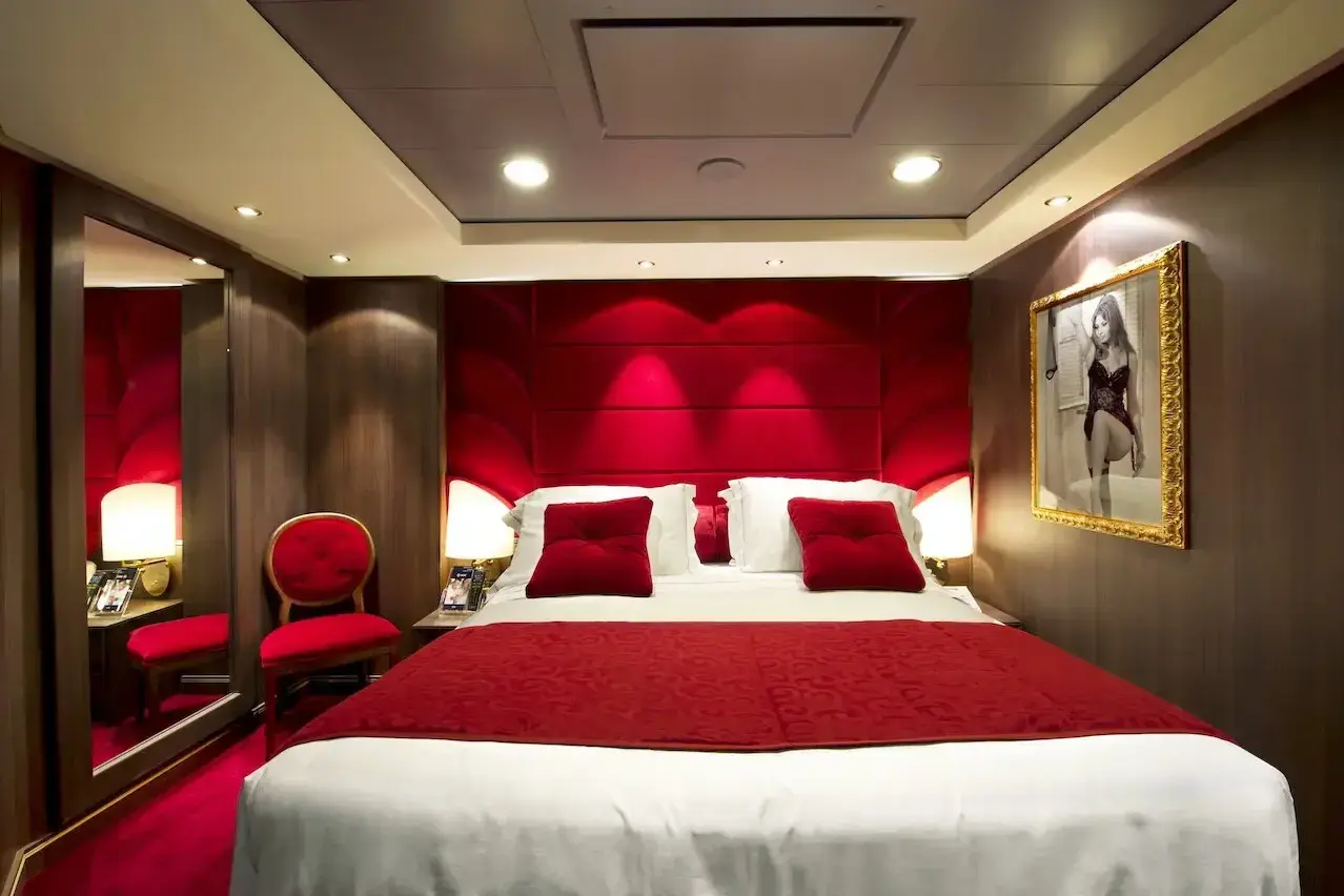msc-divina_msc-yacht-club-royal-suite.webp