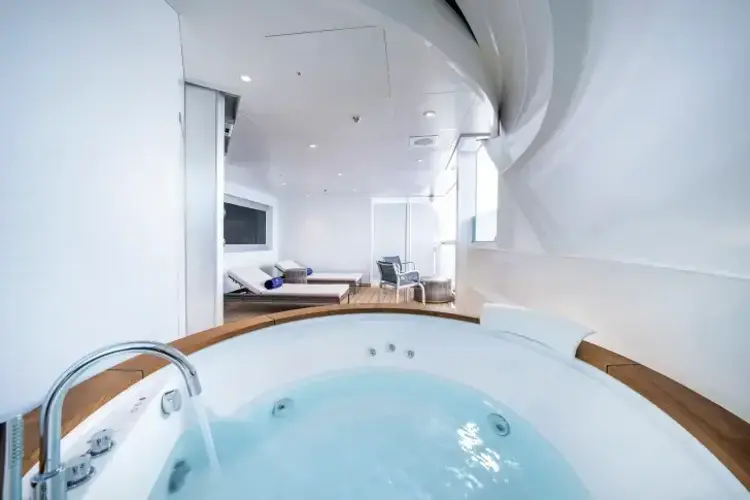 MSC21007825MSC Seashore, MSC Yacht Club Owner's Suite with whirlpool bath (YC4).webp
