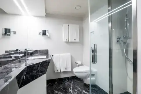 MSC21007894MSC Seashore, MSC Yacht Club Deluxe Suite - Bathroom (YC1).webp