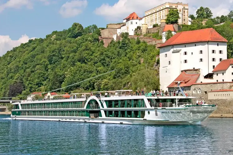 lueftner-cruises_amadeus-brilliant_schiffsbild_aussen.webp