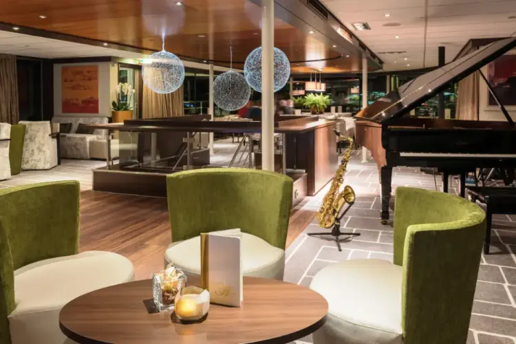 amadeusdiamond_panorama_bar.webp