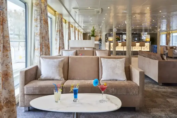 salon and bar_.webp