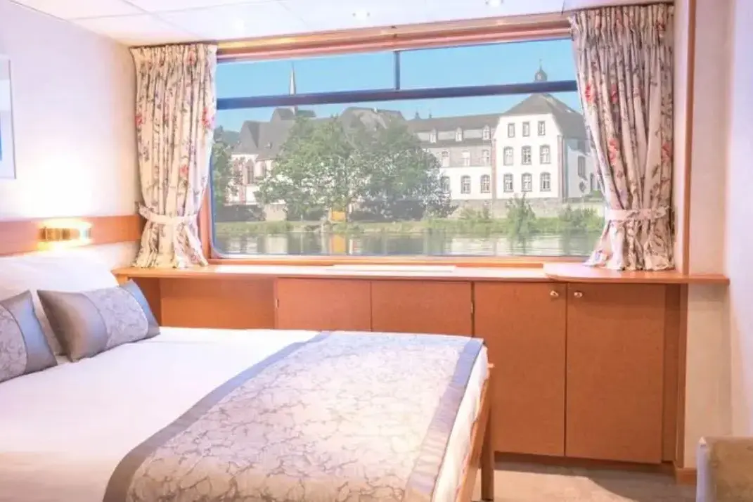 MIIDLE Deck 1 Cabin.webp
