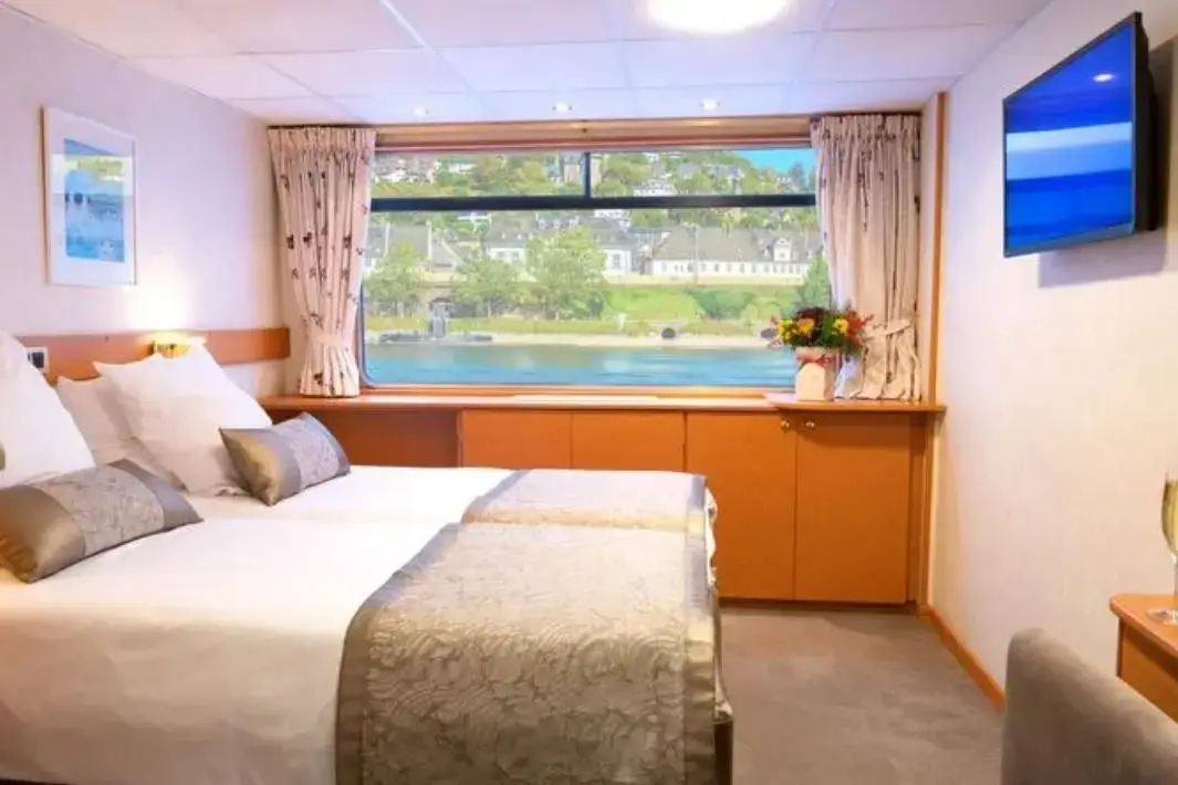 MIDDLE DECK 2 ADJUSTABLE TWIN BEDS.webp