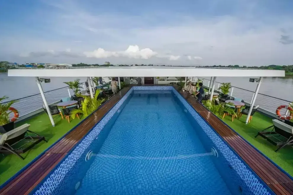 RV Indochine II 2 pool.webp