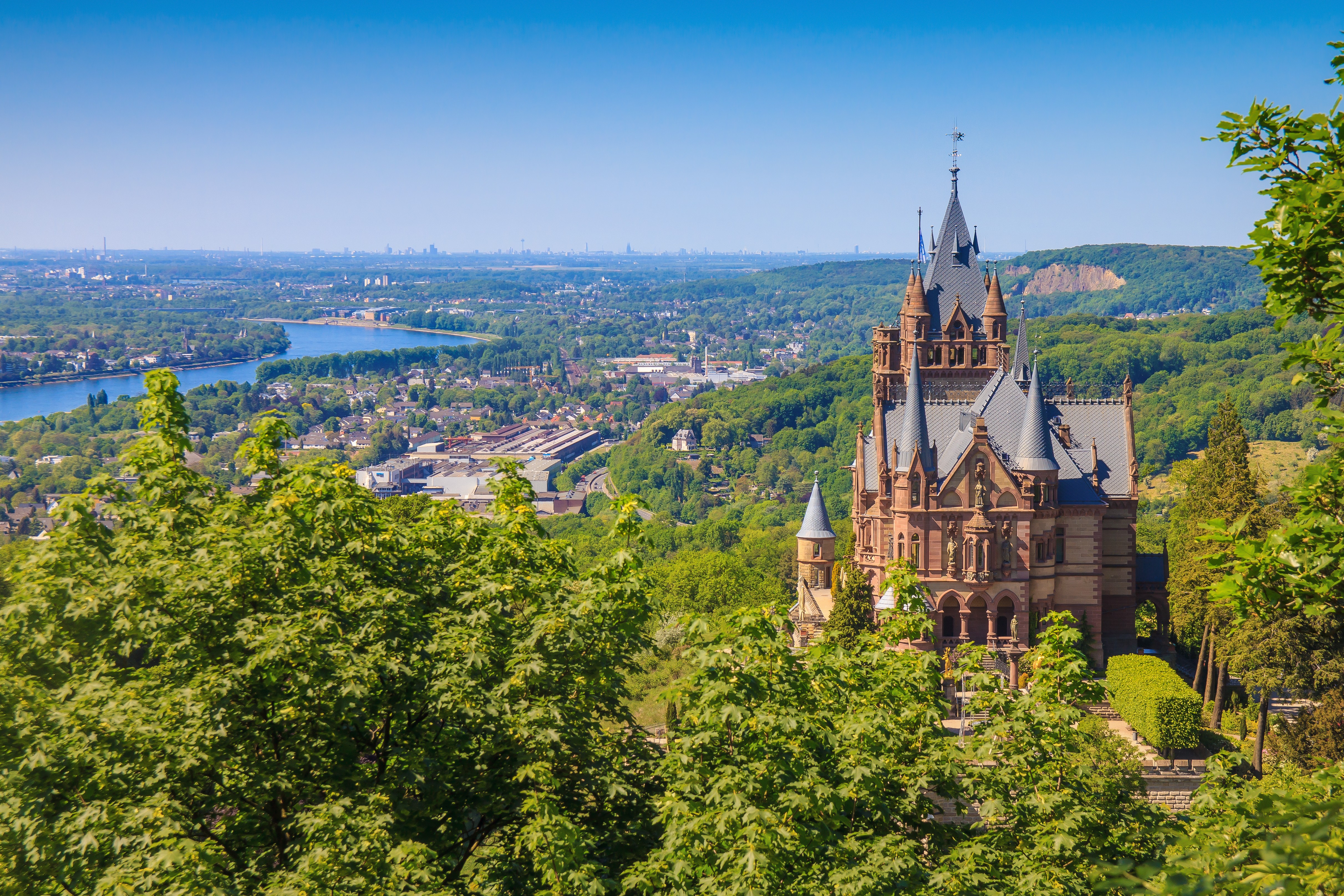 AdobeStock_204007212_Koenigswinter_Schloss_drachenburg.jpeg