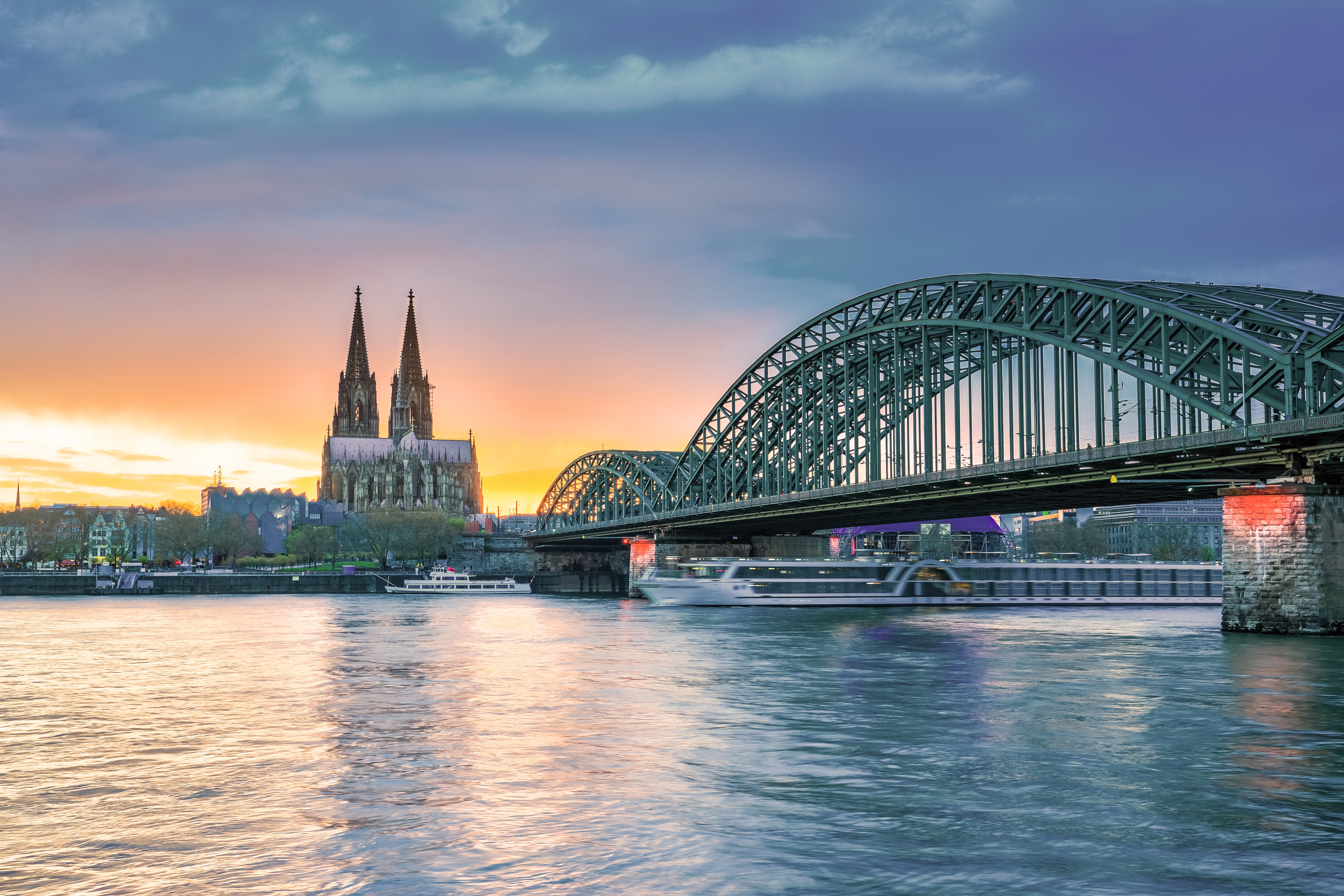 Lueftner_Cruises_Amadeus_Rhine_Germany_Cologne_sunset__c_LU481295176_RET.jpg