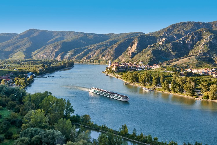 Lueftner_Cruises_AMADEUS_Queen_outside_view_Danube_Duernstein_02.jpg