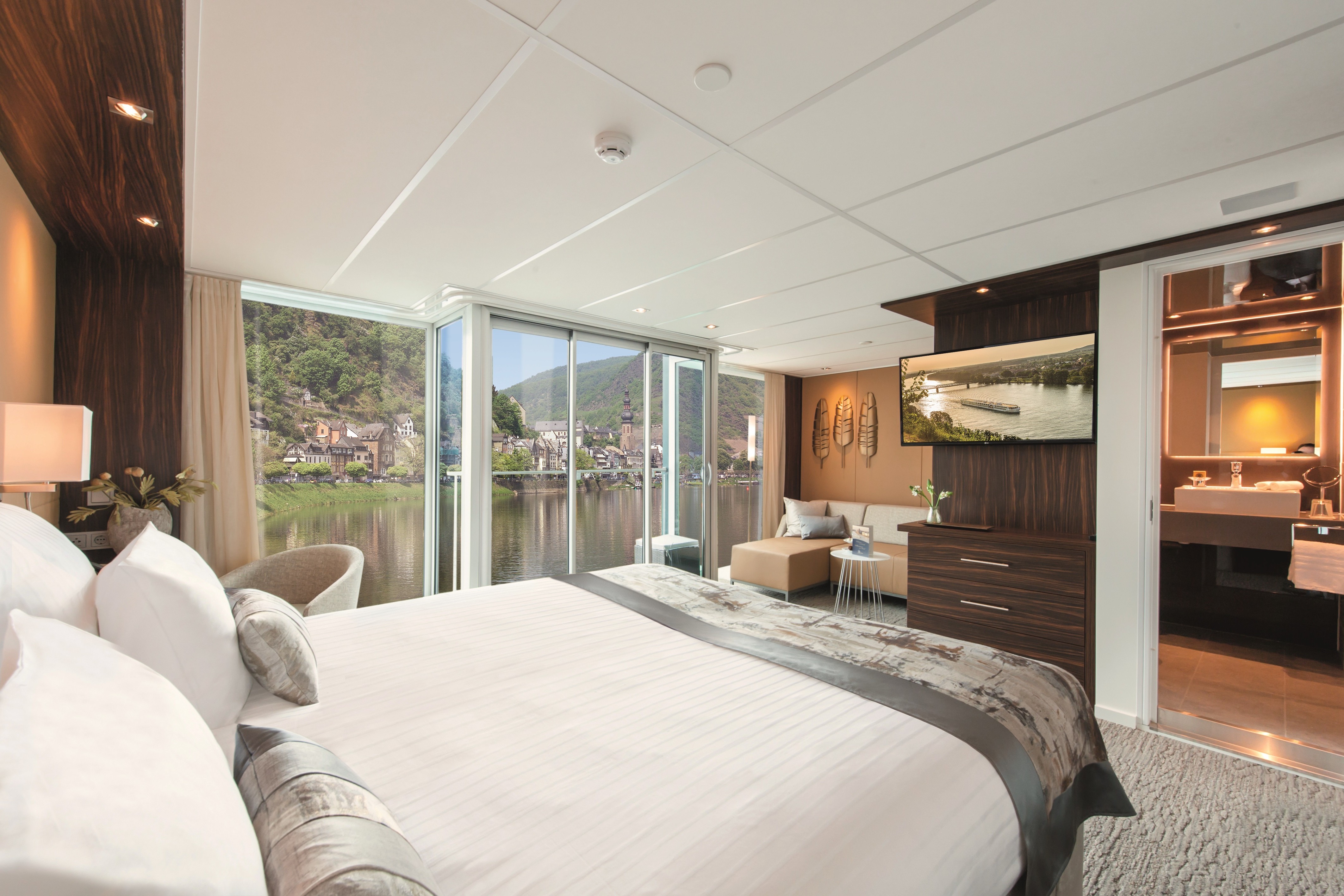 Lueftner_Cruises_AMADEUS_Queen_Suite.jpg